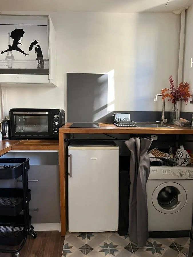 Magnifique Studio Cosy En Plein Coeur De Paris! contacts